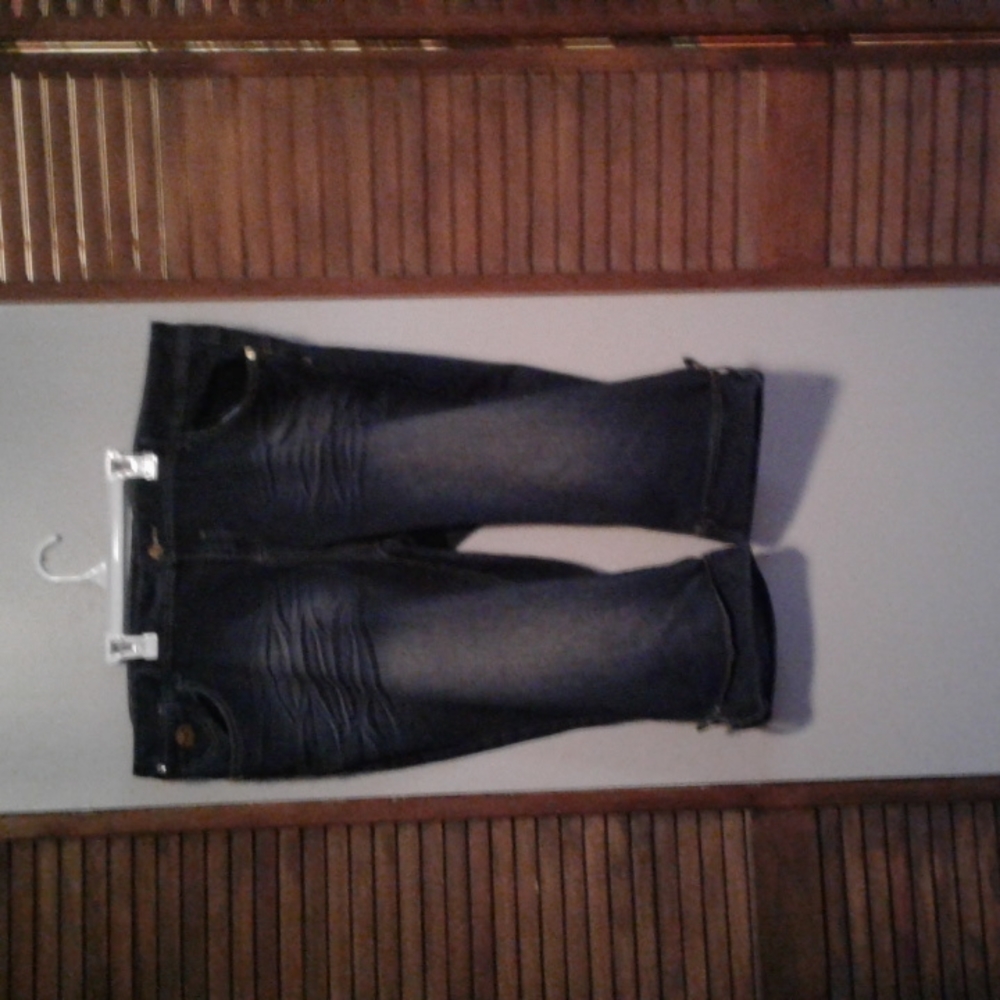 Dereon capris with bling